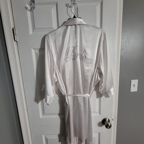 White Bridge Robe - Picture 2 of 3